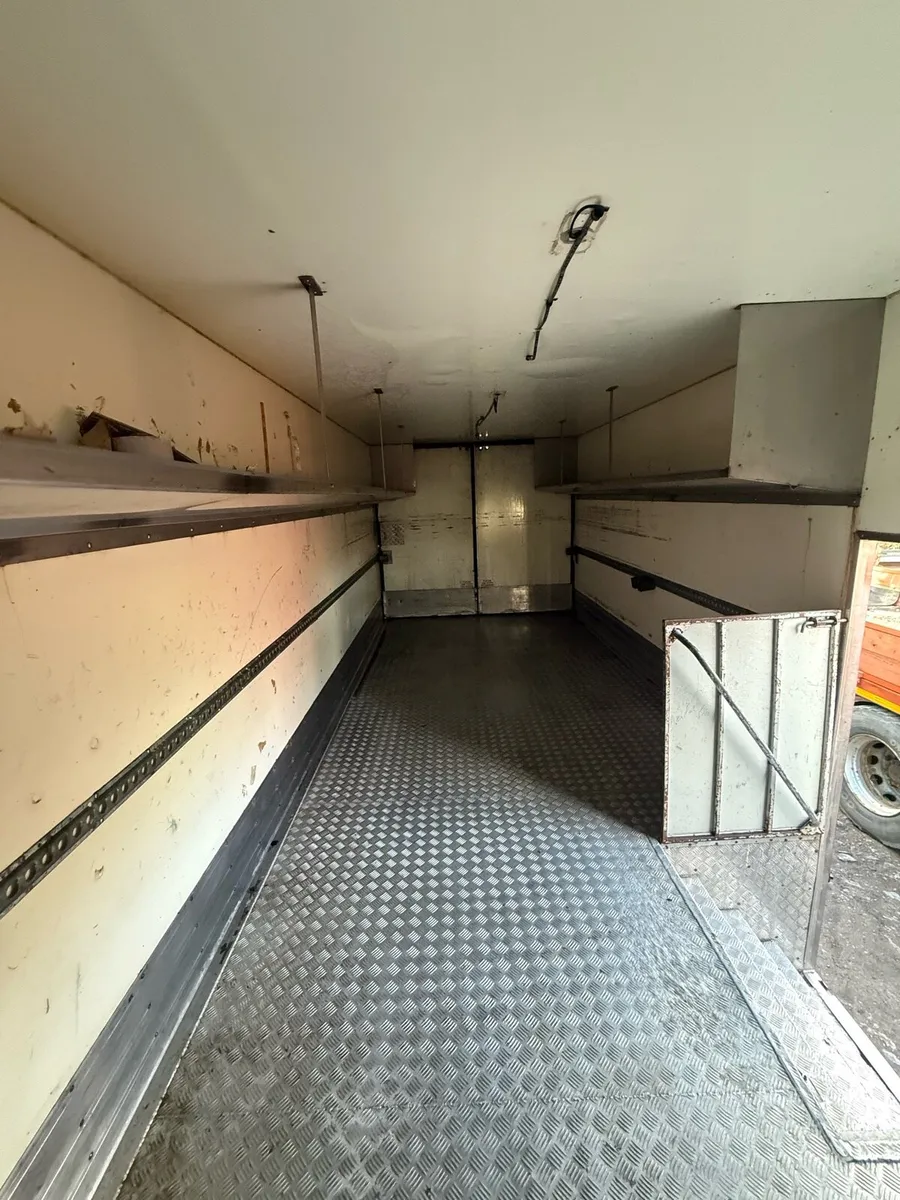 Volvo 4x2 box body tail lift -fridge - Image 4