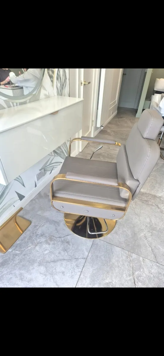 Reclining beauty chair