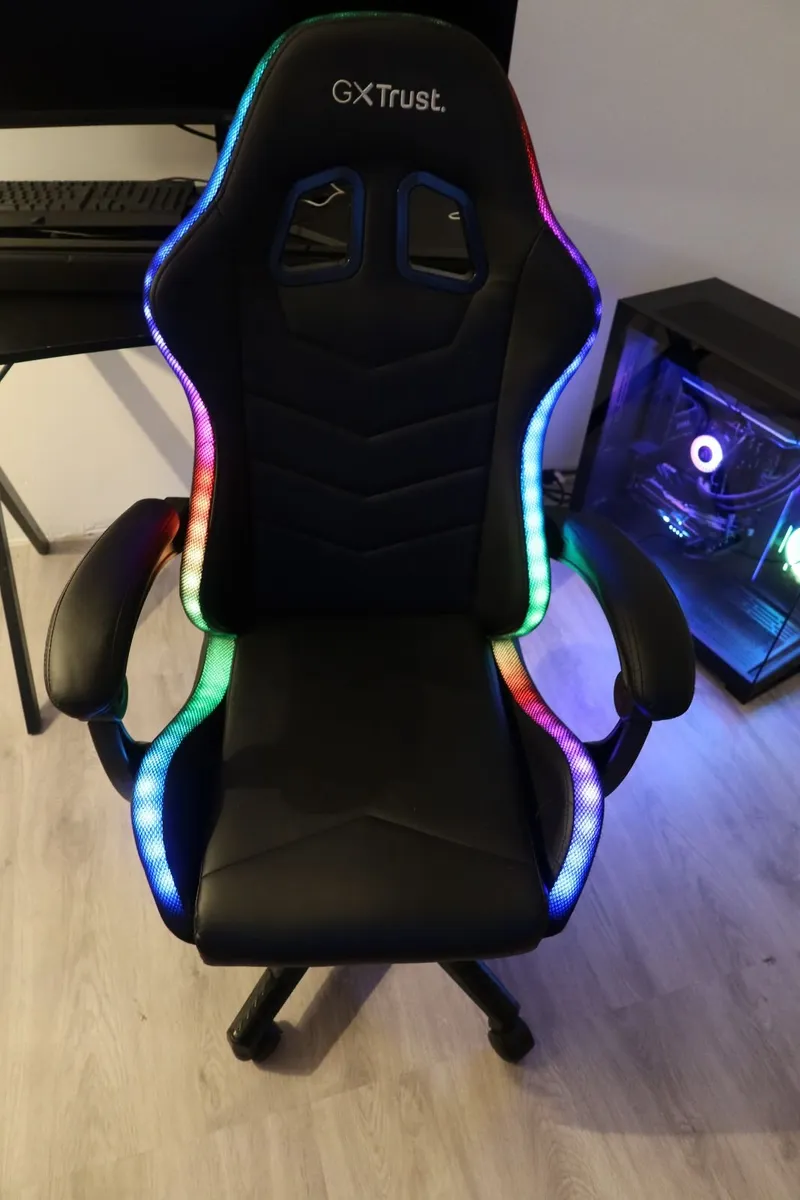 Gaming chair with rgb need gone ASAP - Image 3