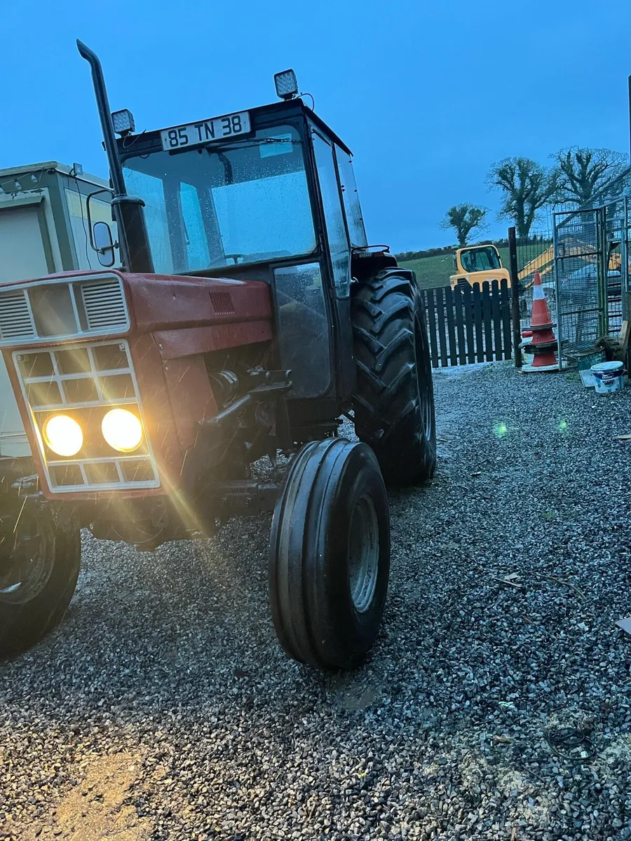 International 885 with front loader - Image 2