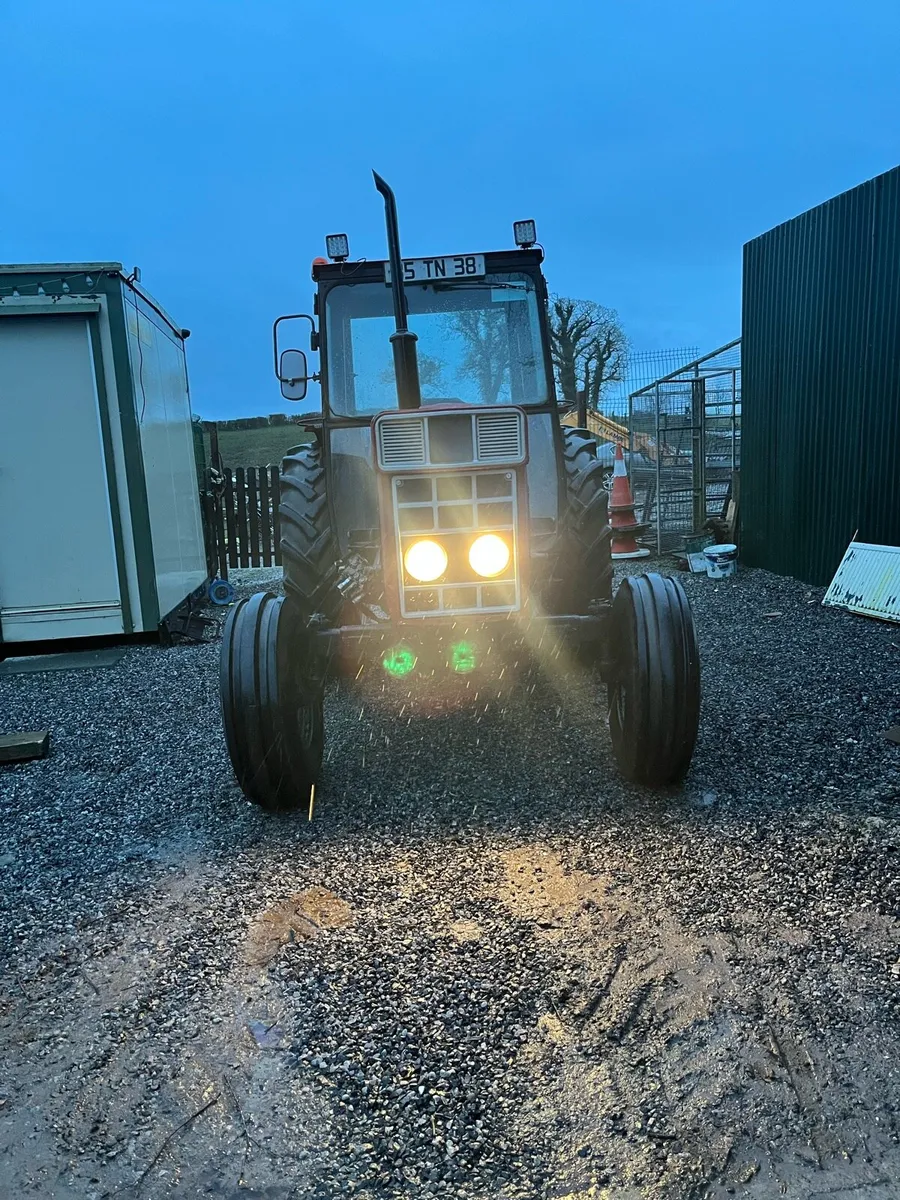 International 885 with front loader - Image 1