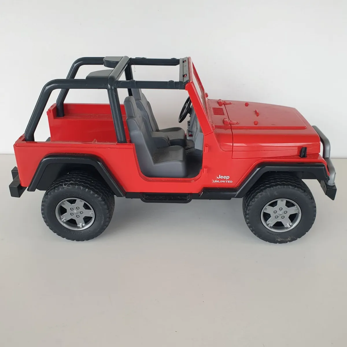 Bruder red jeep international - Image 1