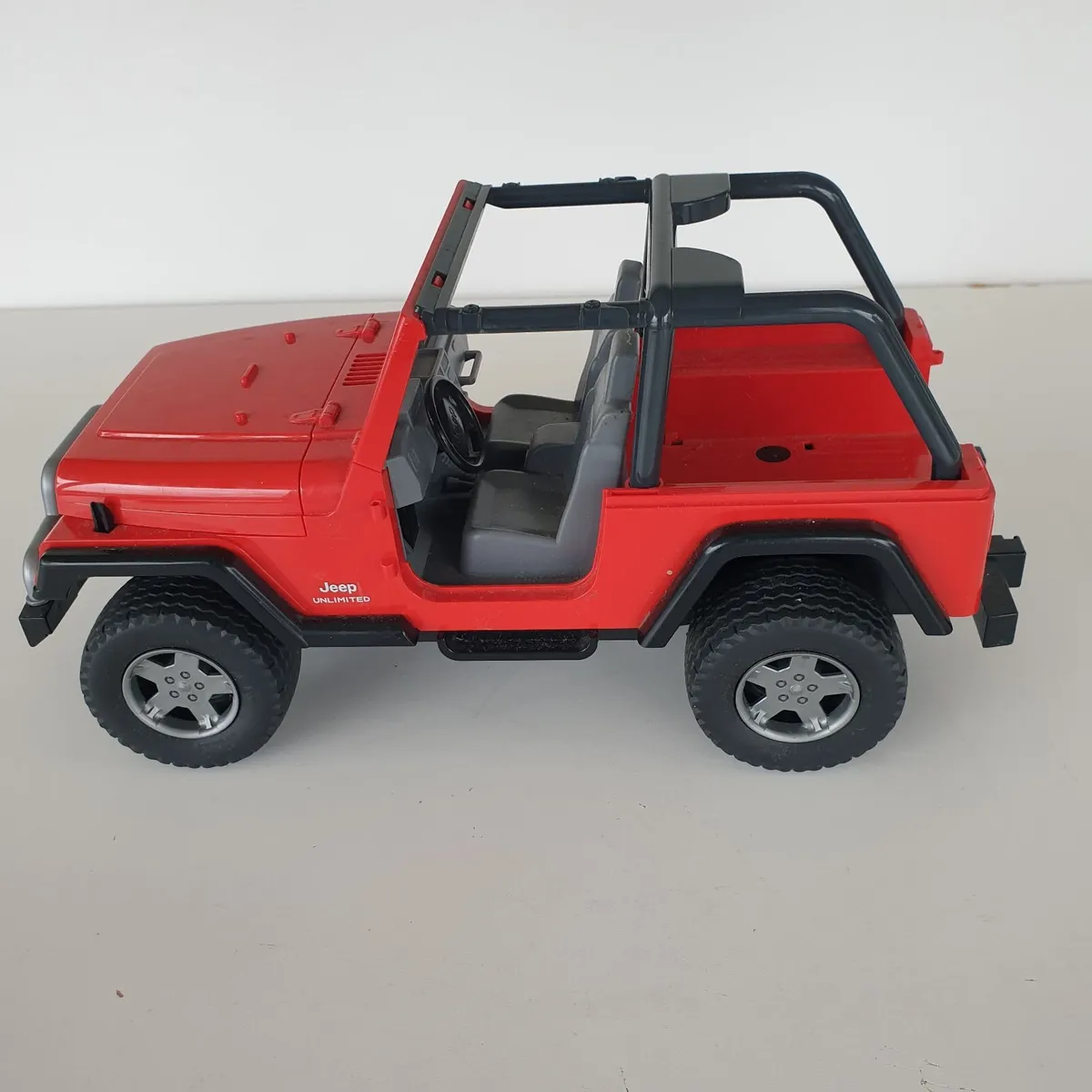 Bruder red jeep international - Image 3