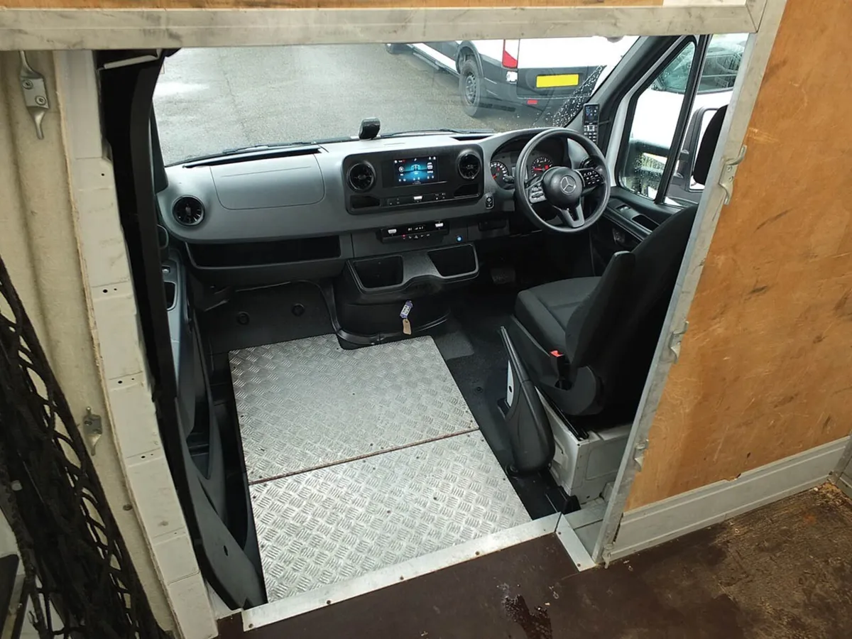 2022 Mercedes-Benz Sprinter Luton Box Van - Image 3