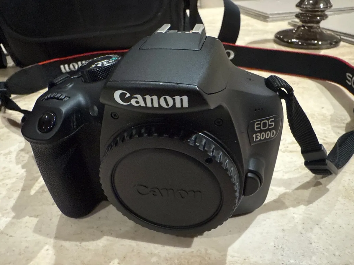 Canon EOS 1300D DSLR camera with 2 lenses and case - Image 2