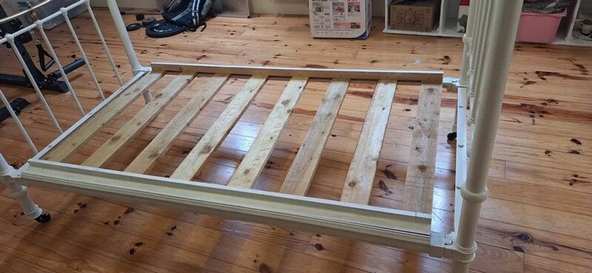 Victorian cast iron bed - Image 4