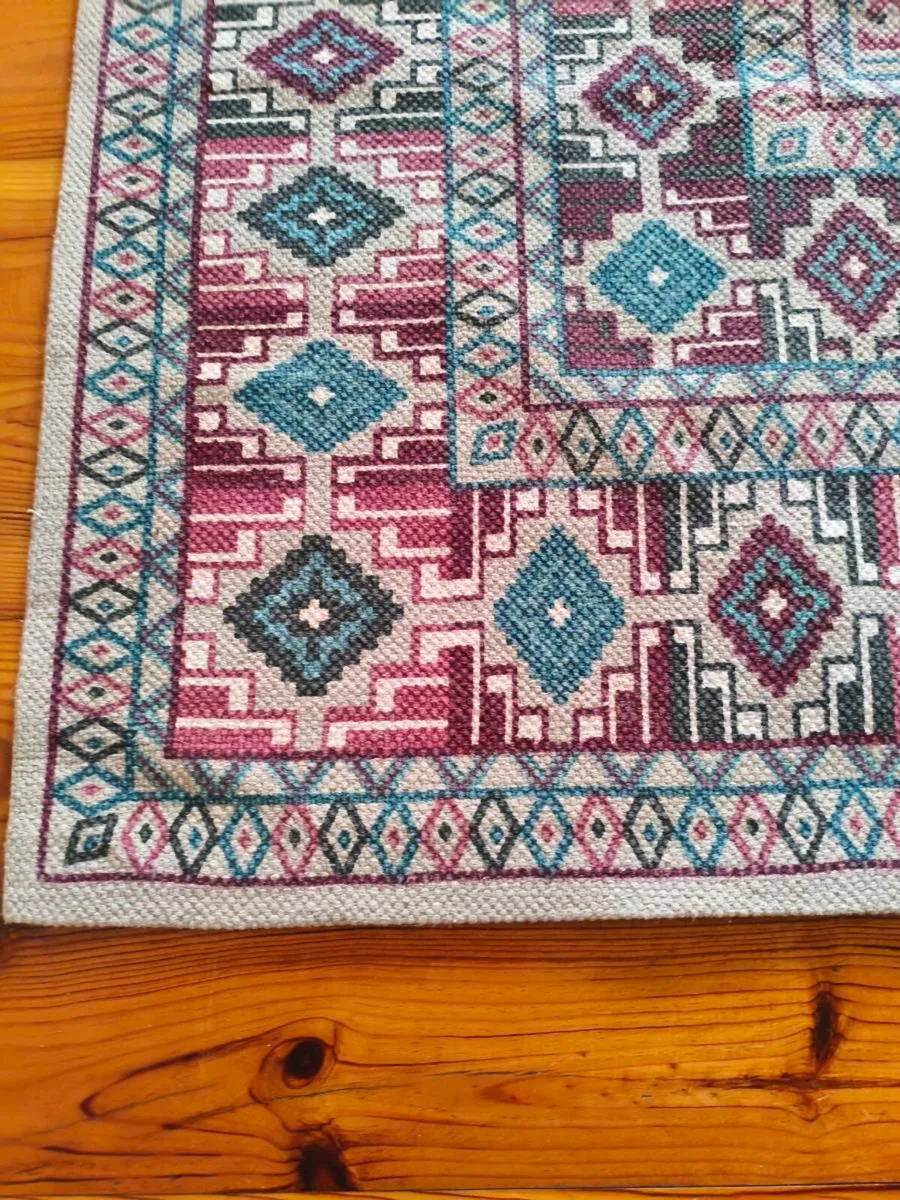 Beautiful rug like new ,carolyn Donnelly brand, - Image 4