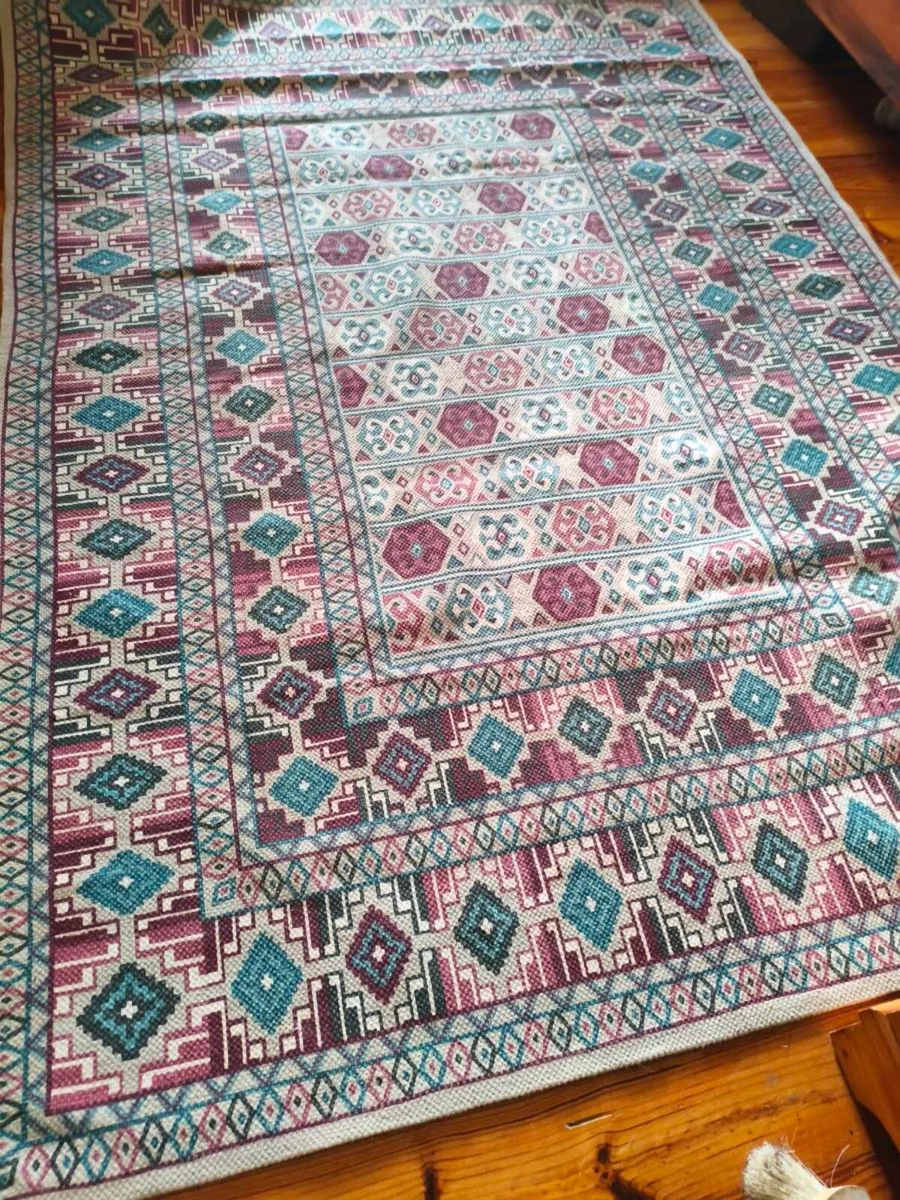 Beautiful rug like new ,carolyn Donnelly brand, - Image 1