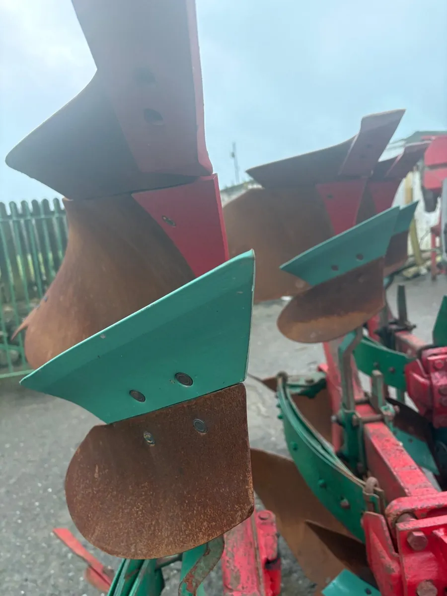 Kverneland 3 Furrow Reversible Plough - Image 2