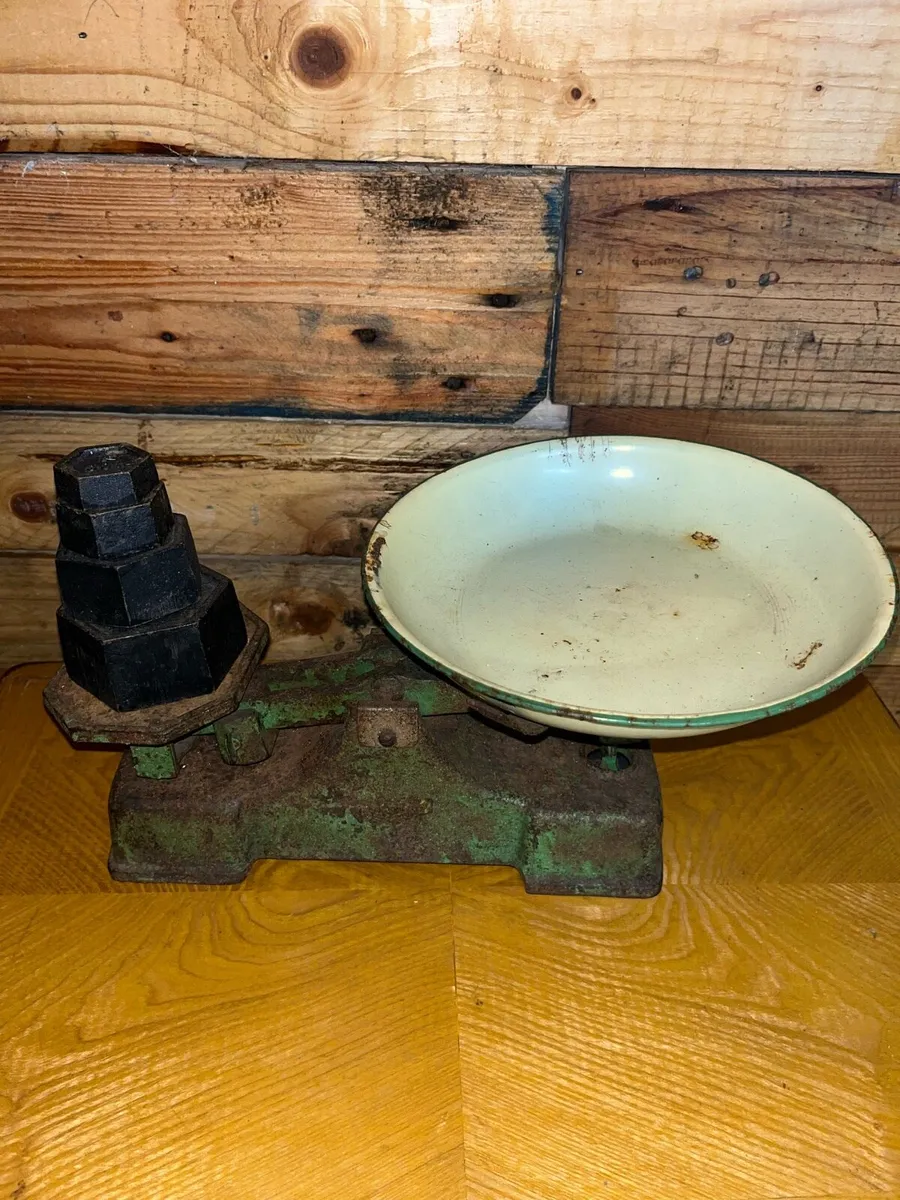 Collection of vintage scales - Image 4