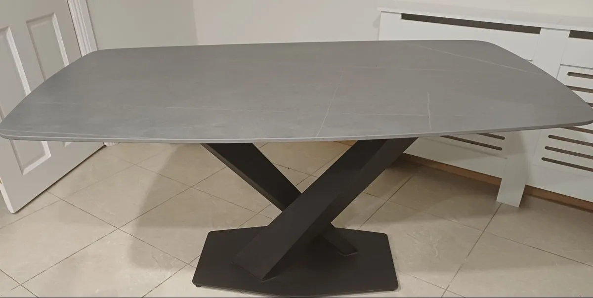 Table and chairs - Image 1