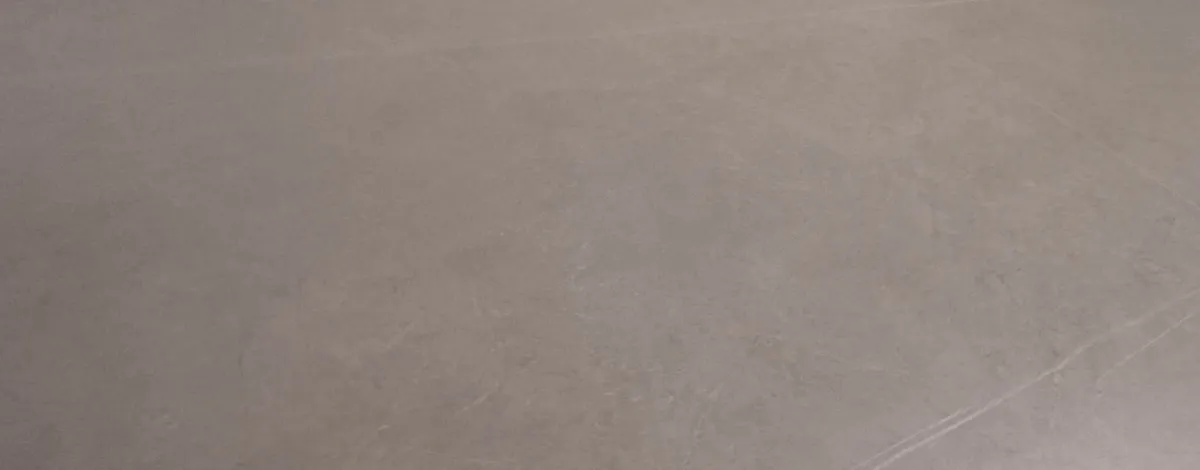 Table and chairs - Image 2