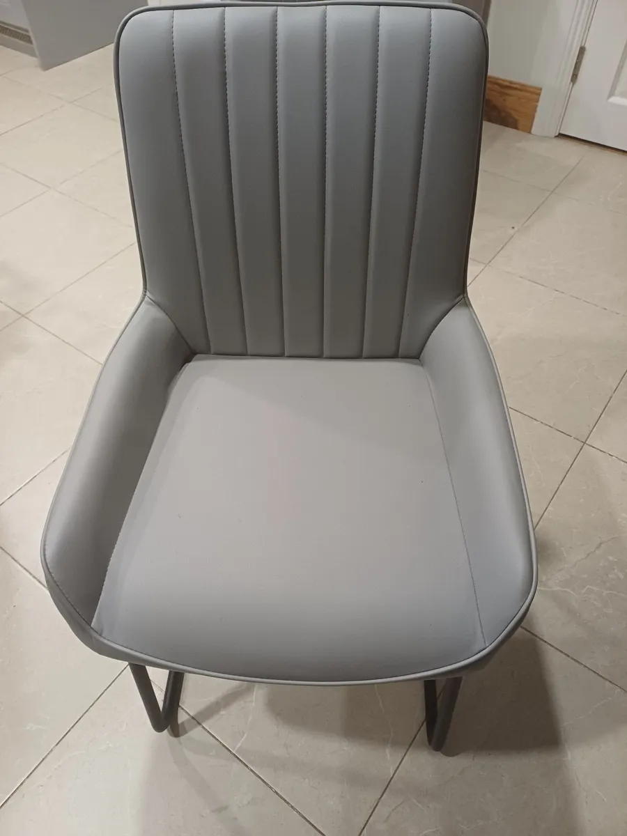 Table and chairs - Image 3