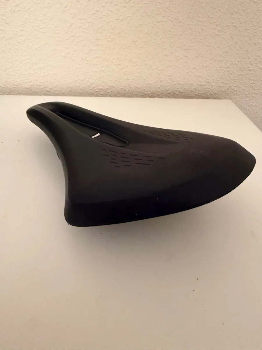 Fizik Terra Argo X3 Road Saddle - like new - Image 2