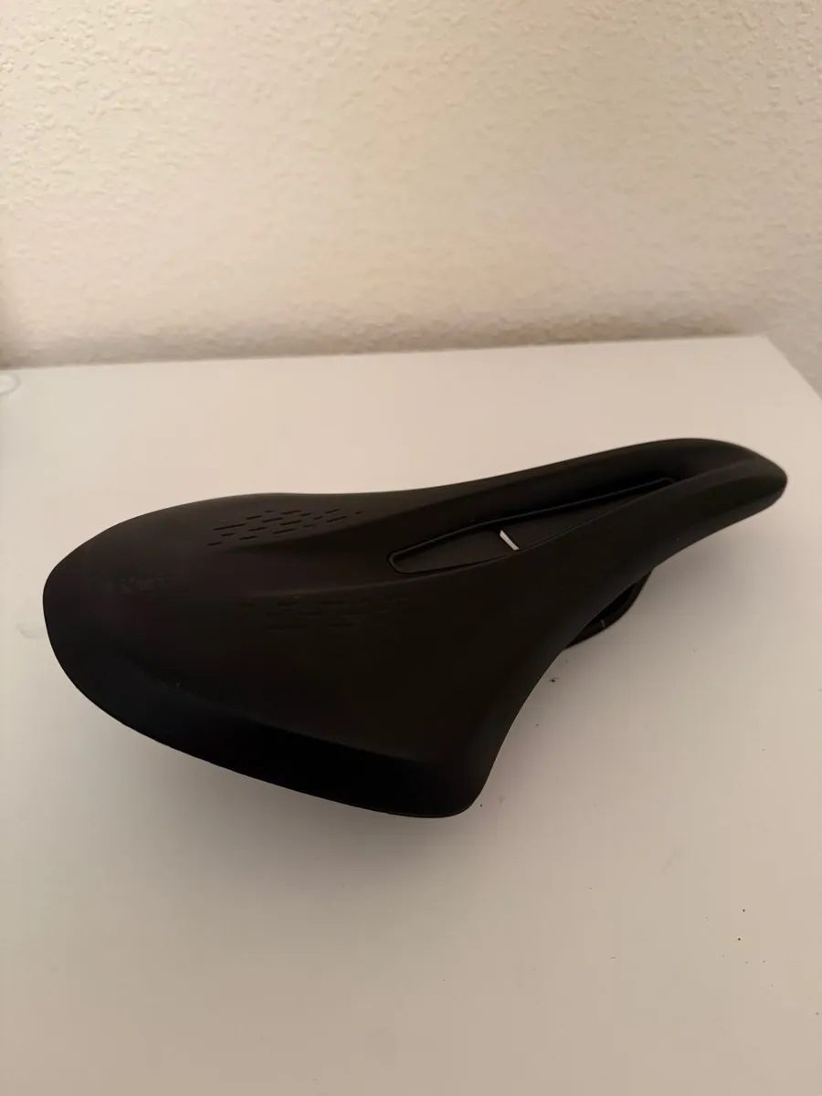 Fizik Terra Argo X3 Road Saddle - like new - Image 3
