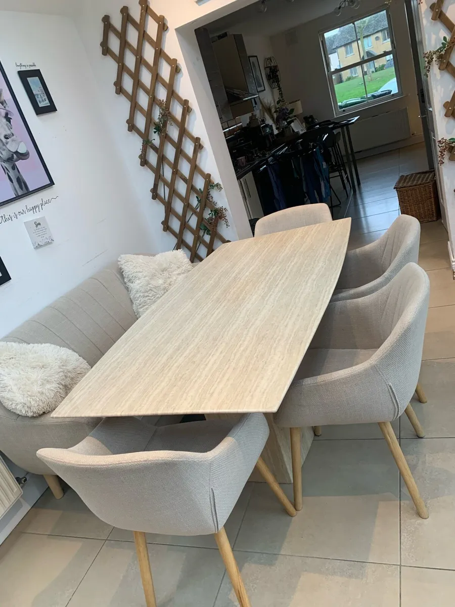 Kitchen table, chairs and matching unit - Image 1