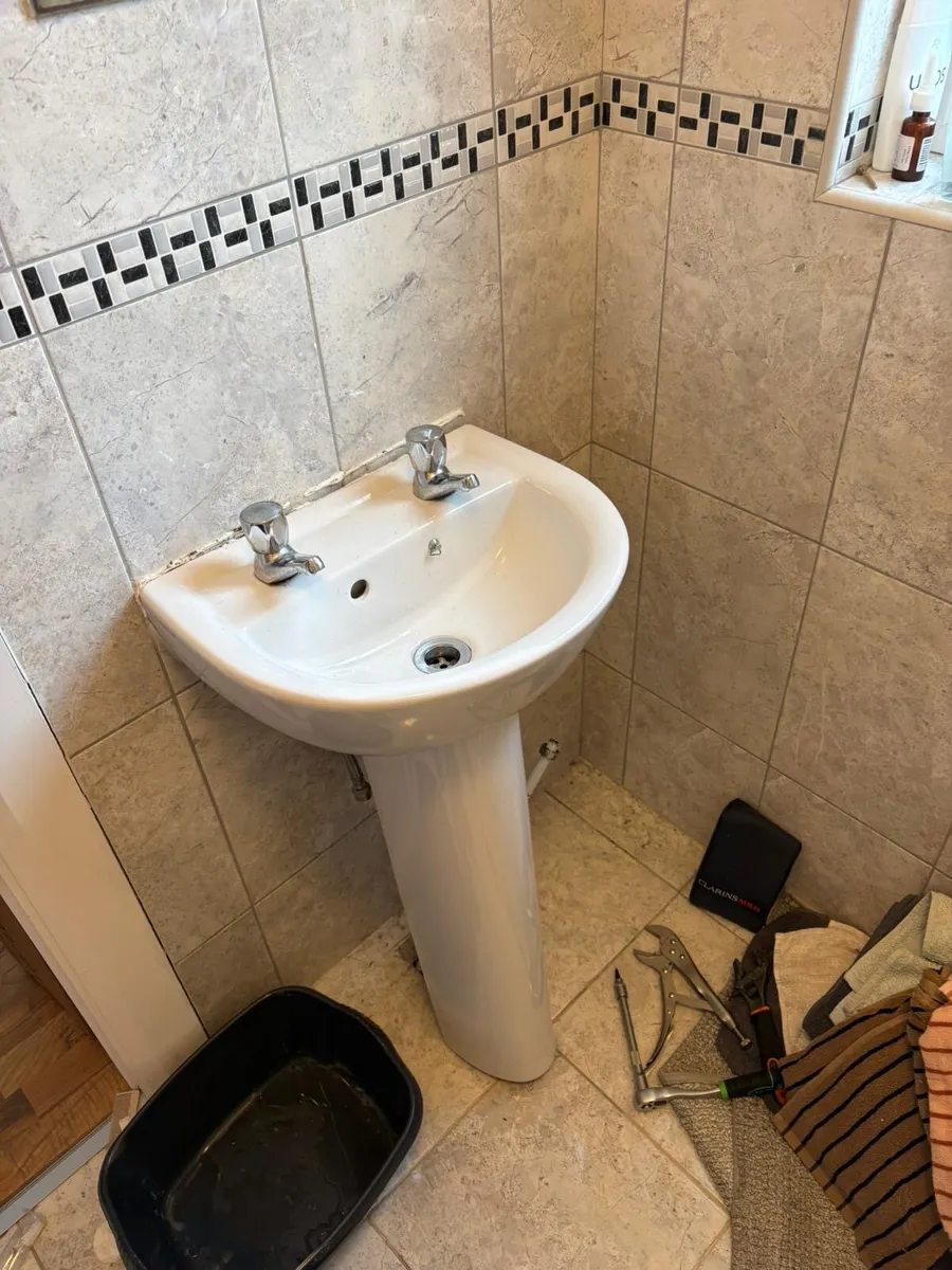 Bathroom sink n pedestal