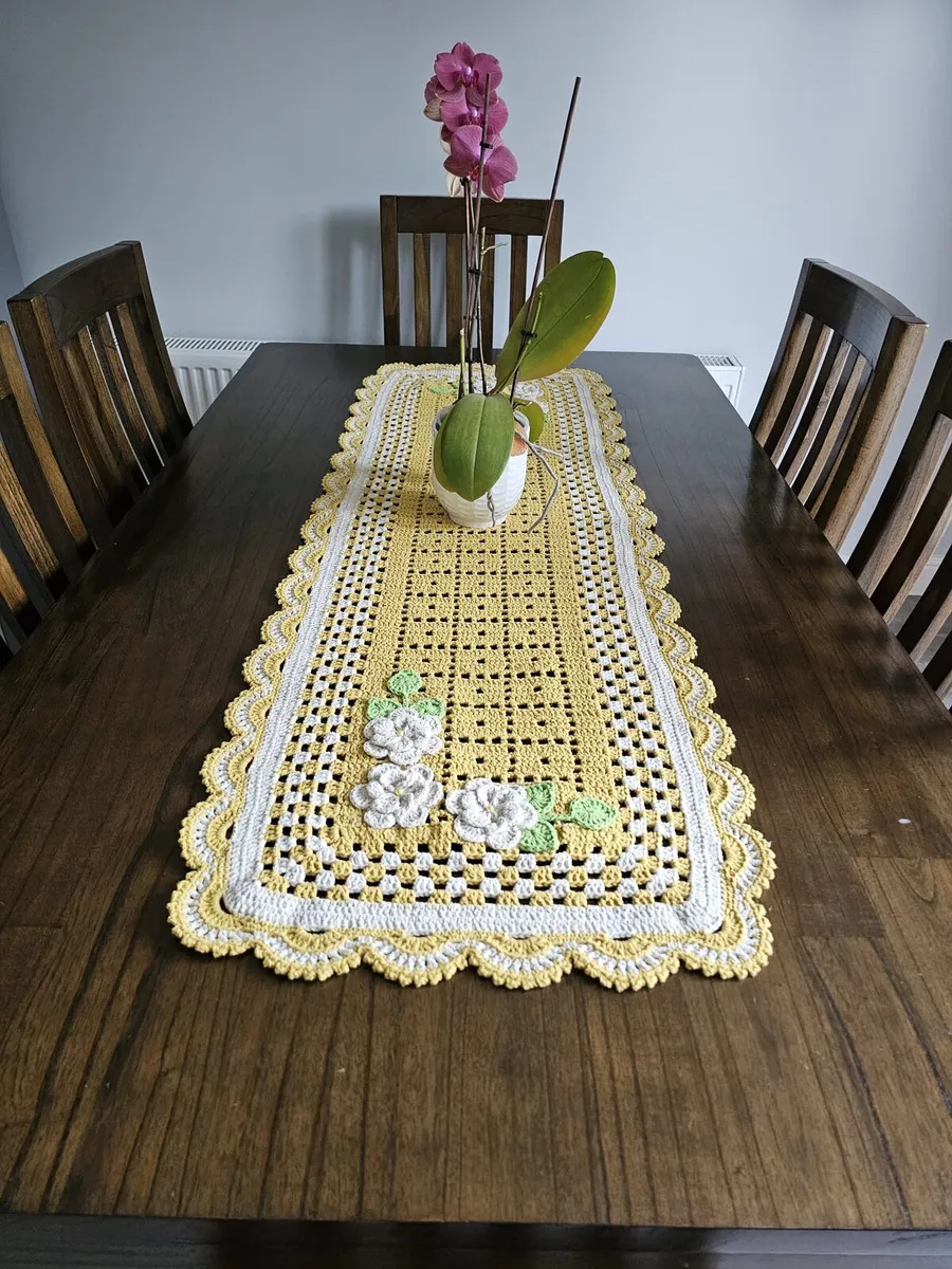 Table and chairs - Image 2