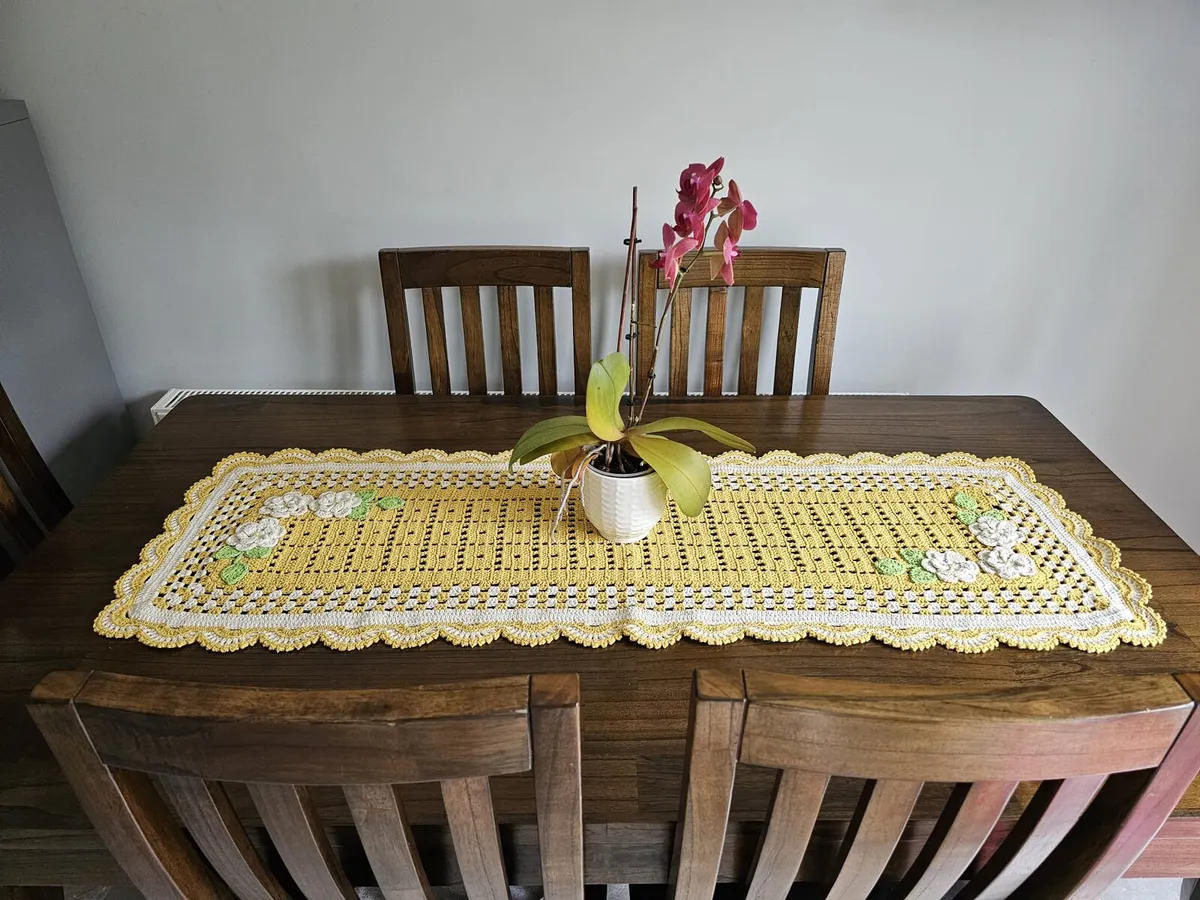 Table and chairs - Image 1