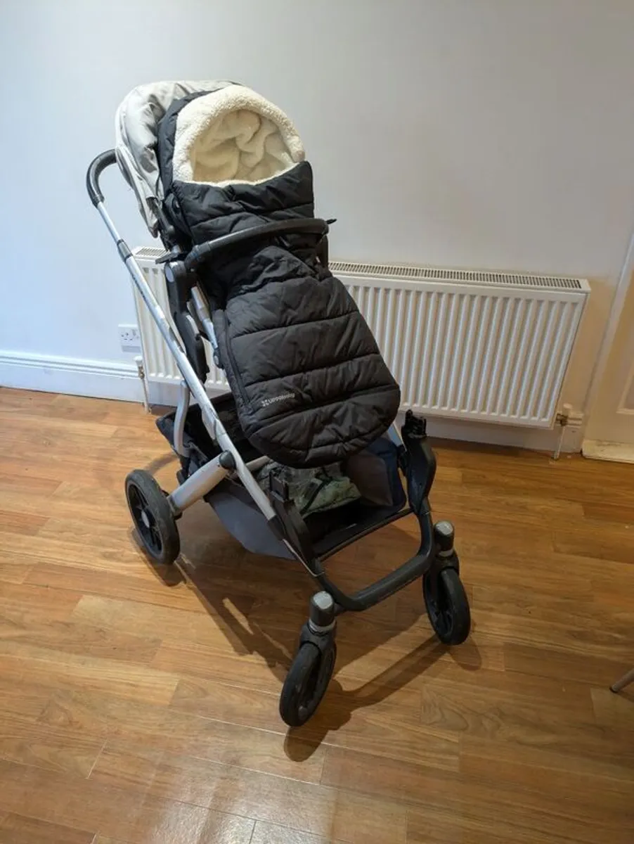 UPPAbaby Vista V2 Full Travel System + Cozy Ganoosh & MESA Car Seat - Image 4