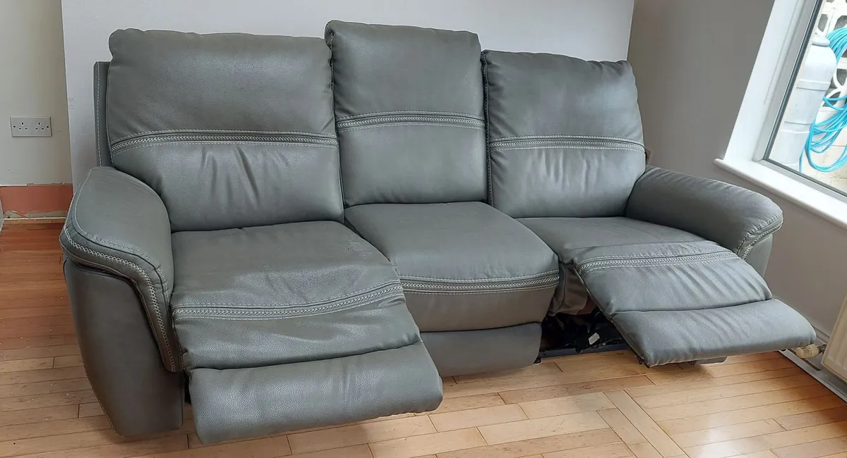 Leather recliner couch - Image 1
