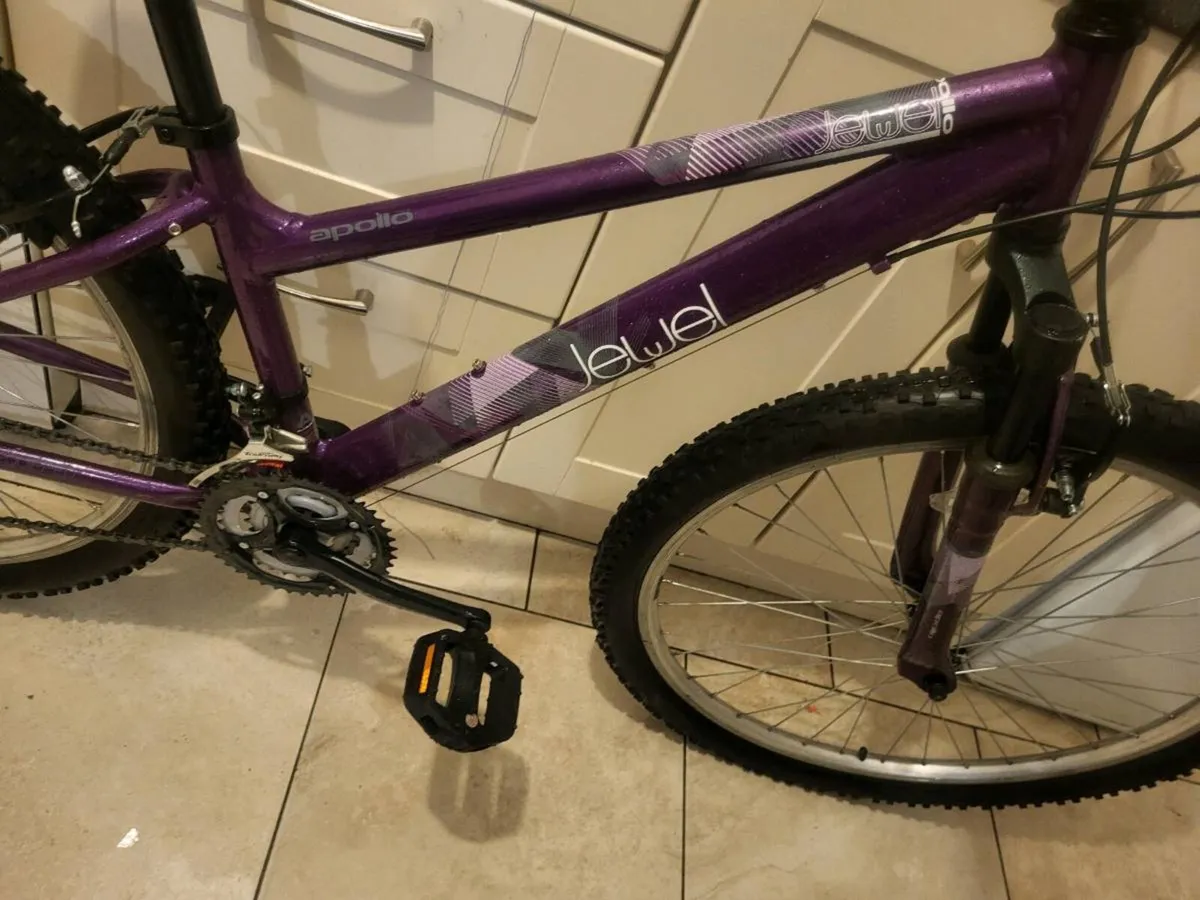 Ladies bike (LIKE NEW) ON HOLD - Image 4