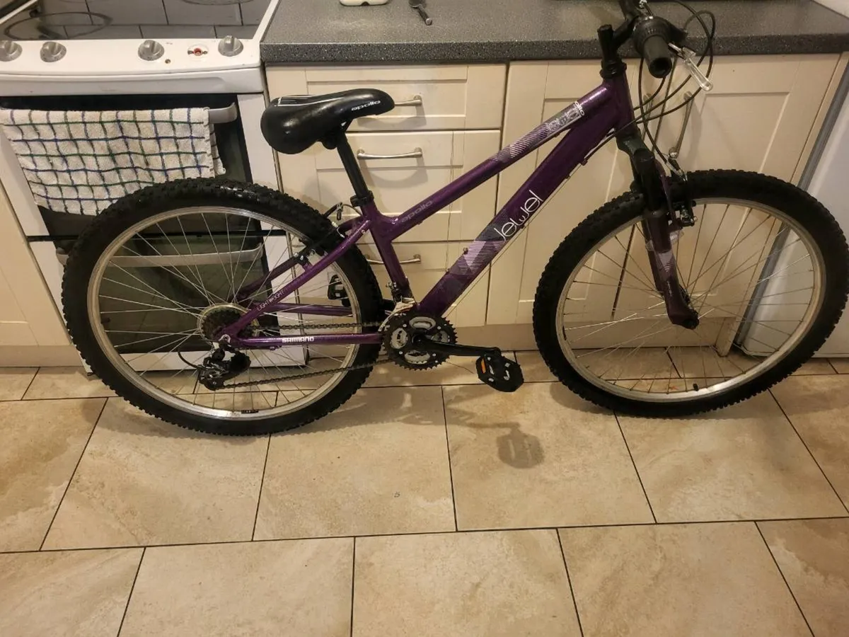 Ladies bike (LIKE NEW) ON HOLD - Image 1