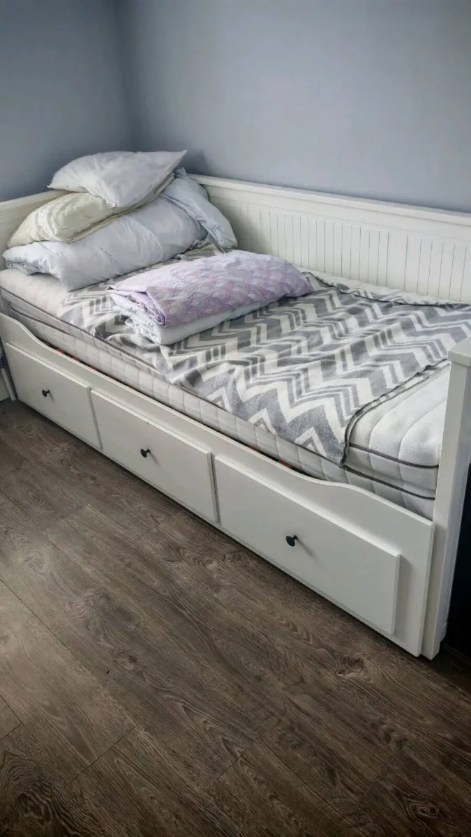 Ikea day bed Hemnes+ 2 mattresses