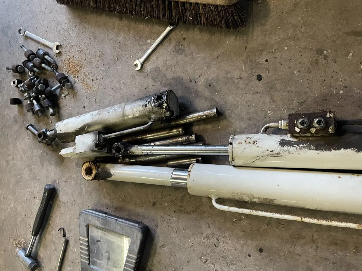 Cherry Picker parts - Image 4