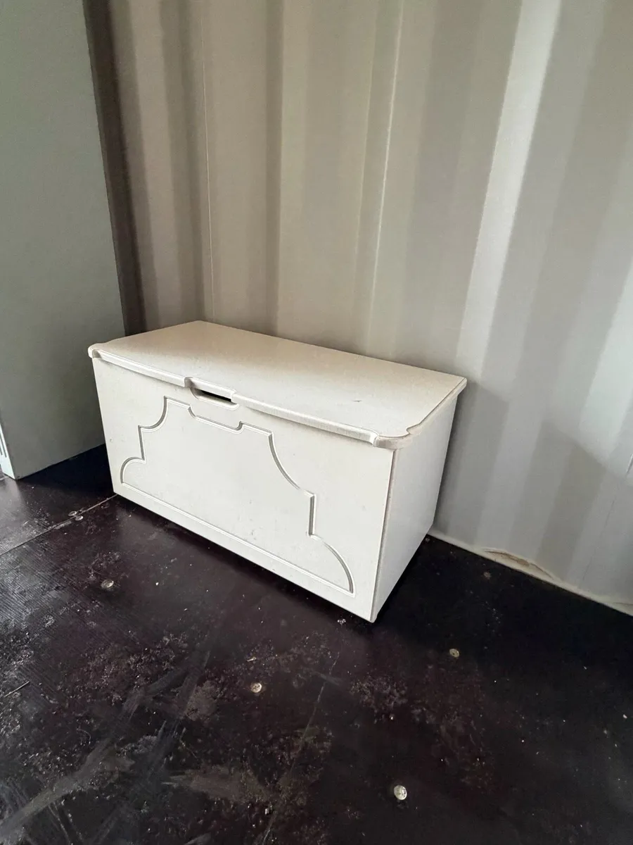 White Storage Chest / Blanket Box – On Wheels - Image 1