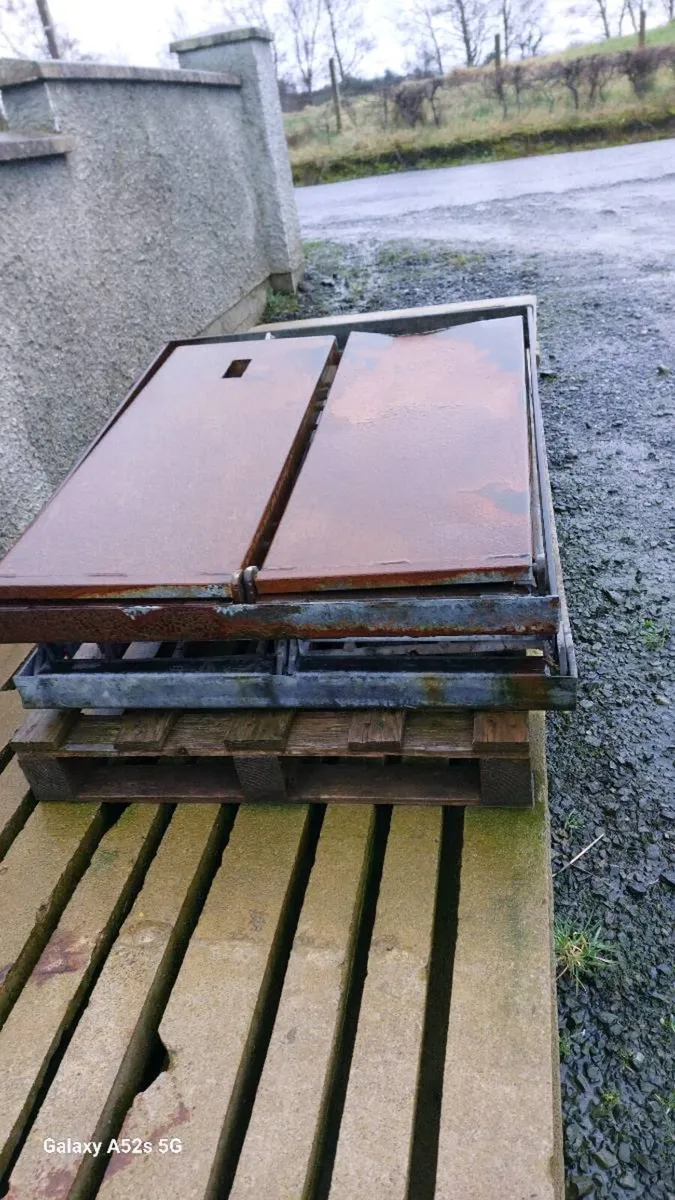 Slurry tank lids