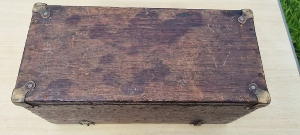 Old wooden box with brass fittings - Image 4