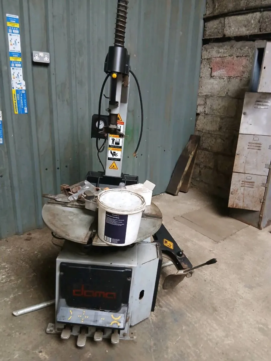 Tyre machine.  And wheel balancer - Image 1