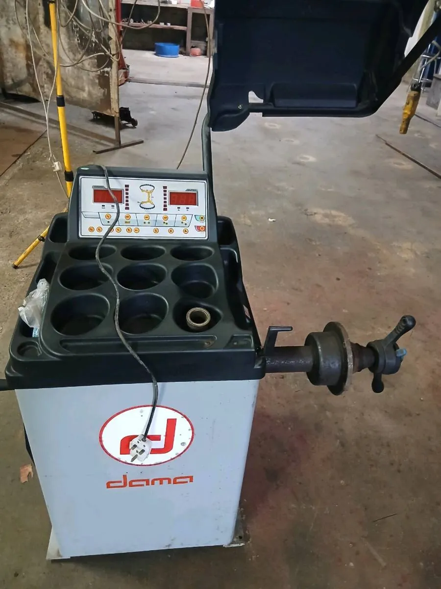 Tyre machine.  And wheel balancer - Image 2