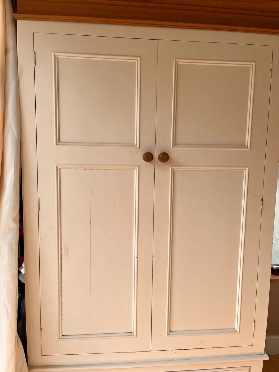 Solid pine bedroom furniture set - Image 1