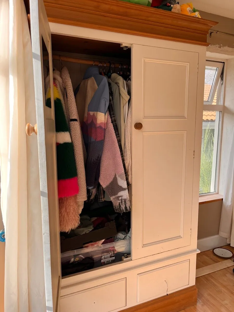 Solid pine bedroom furniture set - Image 2