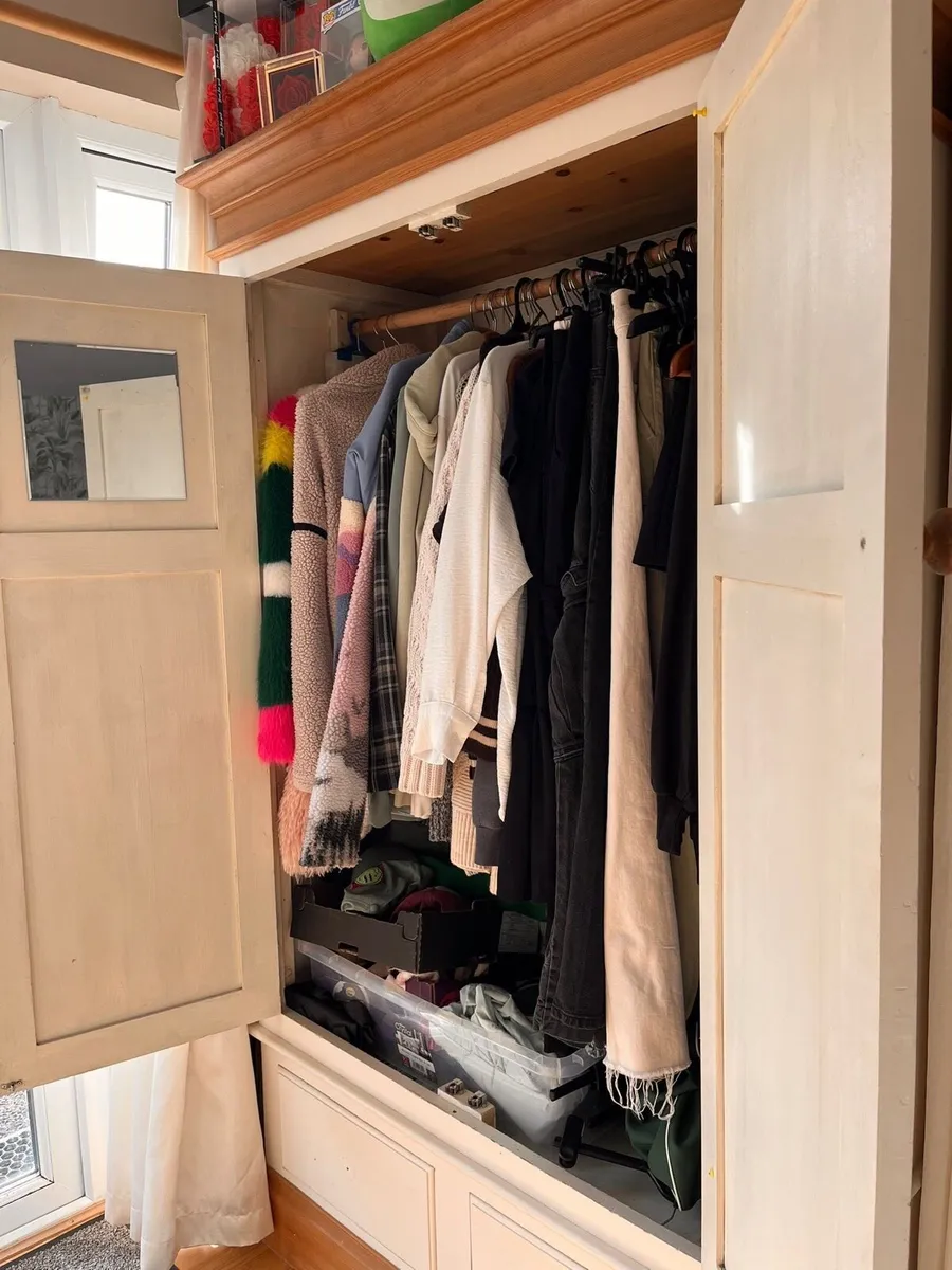 Solid pine bedroom furniture set - Image 3