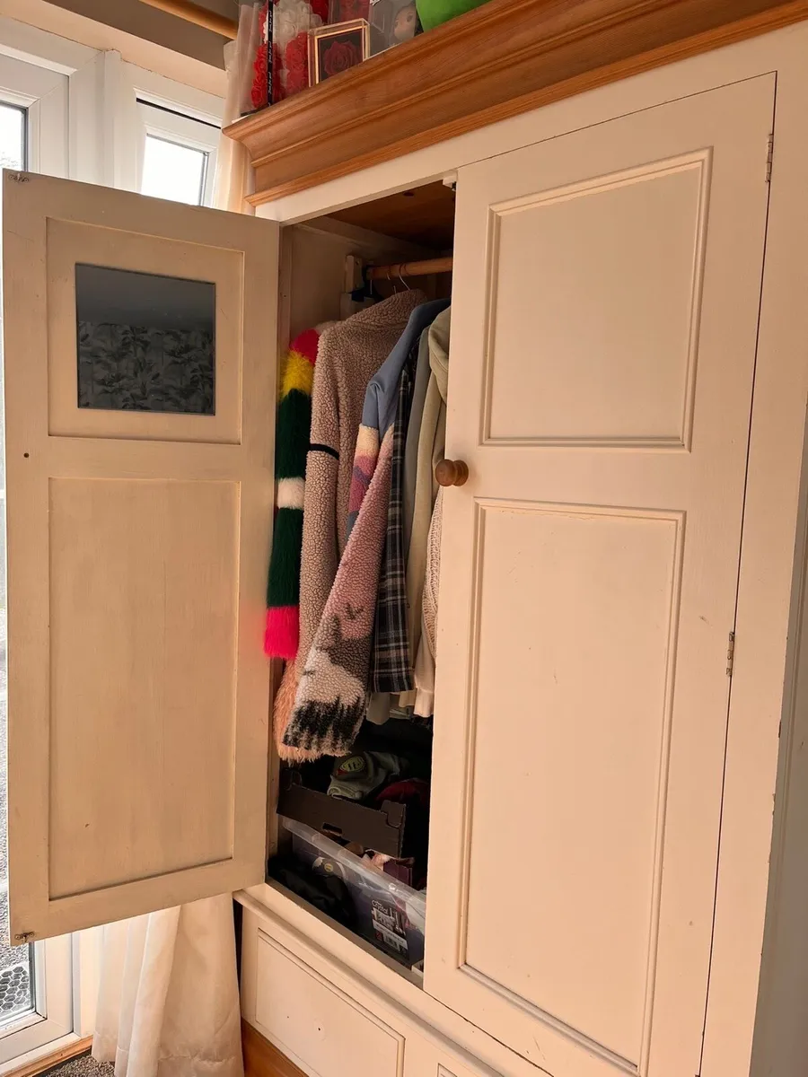 Solid pine bedroom furniture set - Image 4