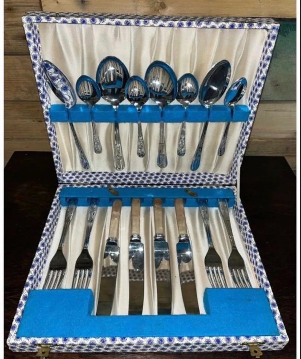 Vintage 16 piece cutlery set