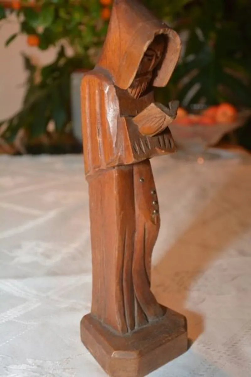 Vintage carved figurine of a reading monk - Image 3