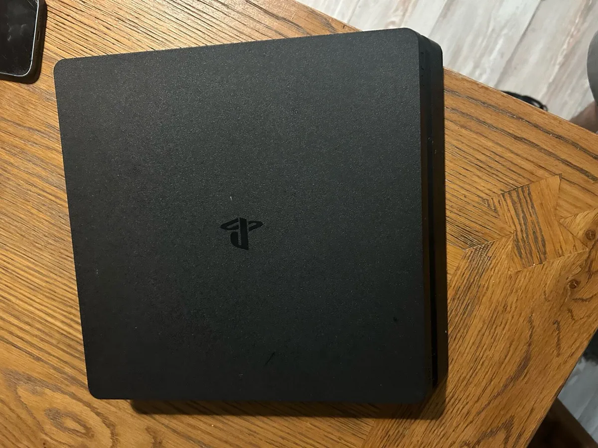 PS4 slim with controller - Image 2