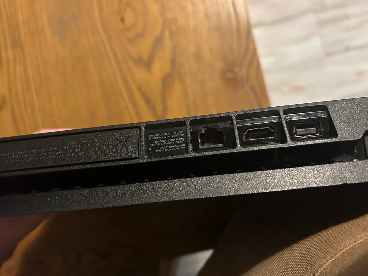 PS4 slim with controller - Image 4