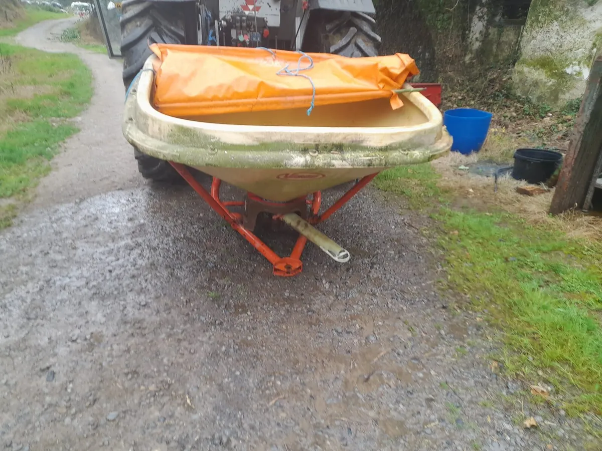 Vicon fertiliser spreader - Image 3