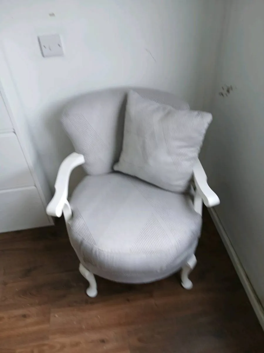 Bed roam chear newlereupholster - Image 1