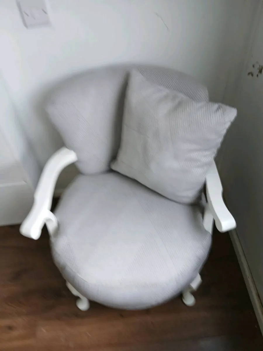 Bed roam chear newlereupholster - Image 2