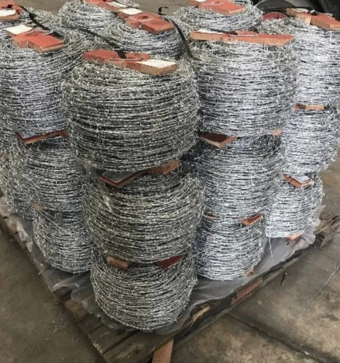 barbed wire pallets - Image 1