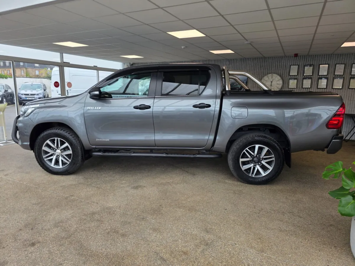 Toyota Hilux 2.4D4D INVITE X 148BHP D/C 4DR A - Image 3