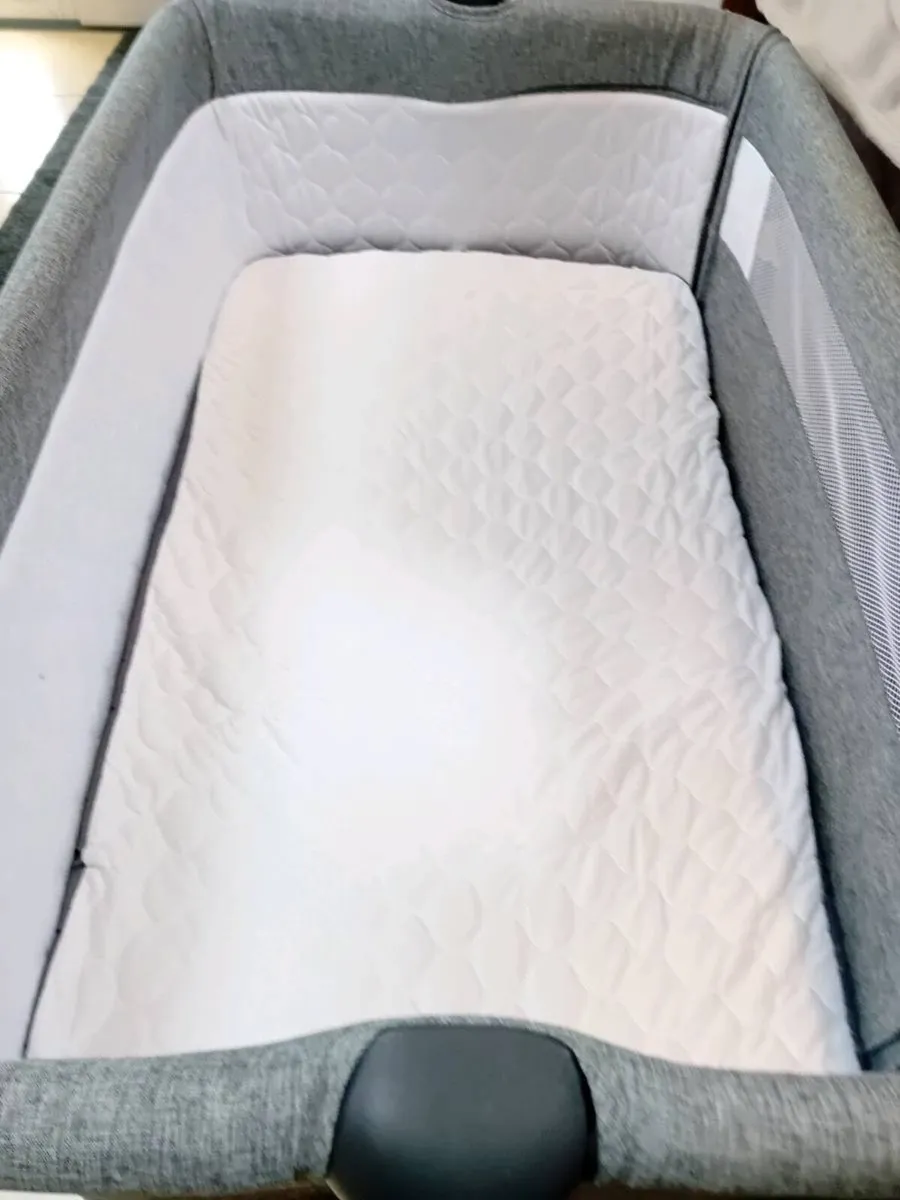 SNUGGLE CUDDLE CO COT SLEEPER AS NEW - Image 3