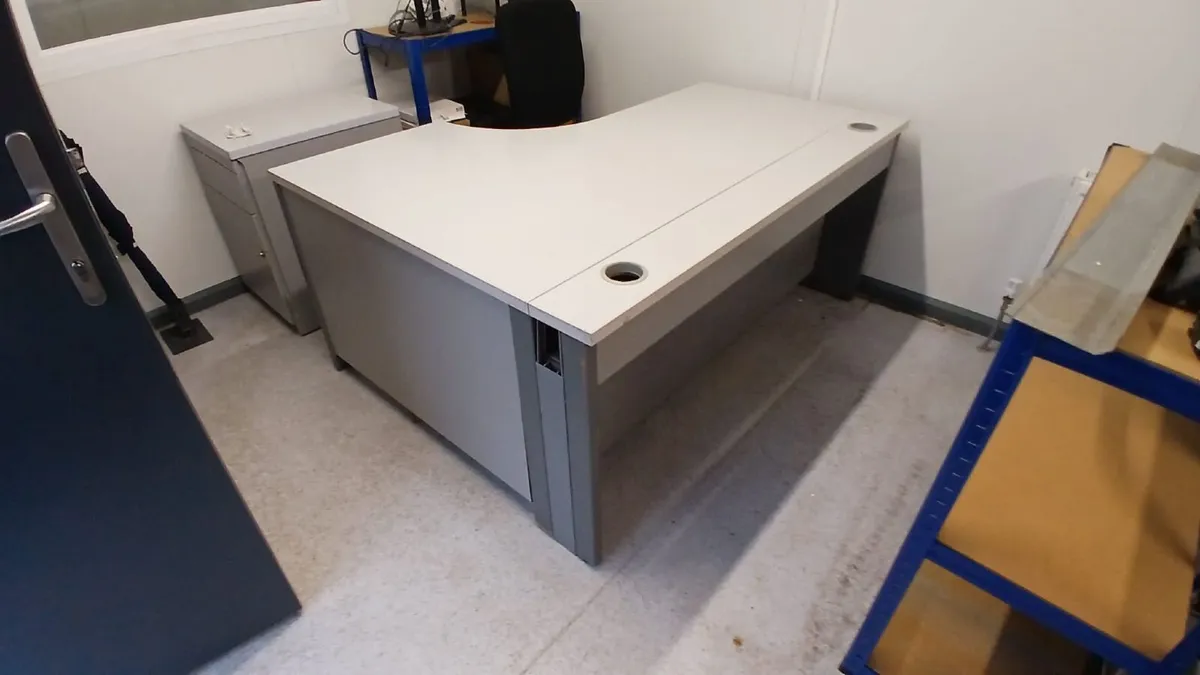 office desks for sale - Image 1