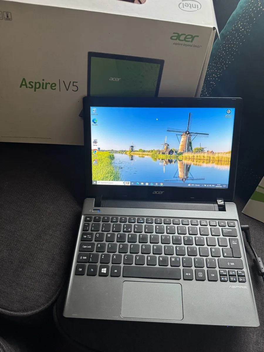 Acer small laptop - Image 1